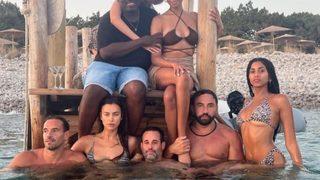 Model Stella Maxwell arkadaşlarıyla partide poz verirken üstsüz kaldı!