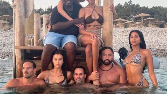 Model Stella Maxwell arkadaşlarıyla partide poz verirken üstsüz kaldı!