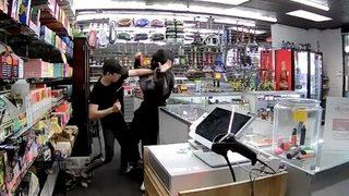 Bu tepkiyi kimse beklemiyordu! Dükkanı soymak için gelen hırsızları işte böyle durdurdu