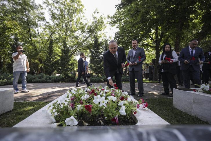 Bakan Çavuşoğlu Dışişleri Şehitliği'ni ziyaret etti G1