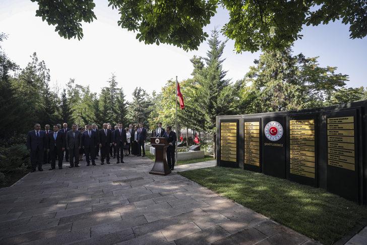 Bakan Çavuşoğlu Dışişleri Şehitliği'ni ziyaret etti G4