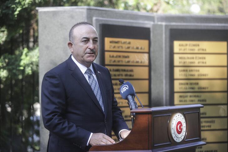 Bakan Çavuşoğlu Dışişleri Şehitliği'ni ziyaret etti G5