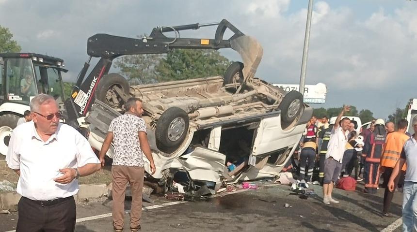 Ordu'da minibüsün hafif ticari araçla çarpıştığı kazada 20 kişi yaralandı