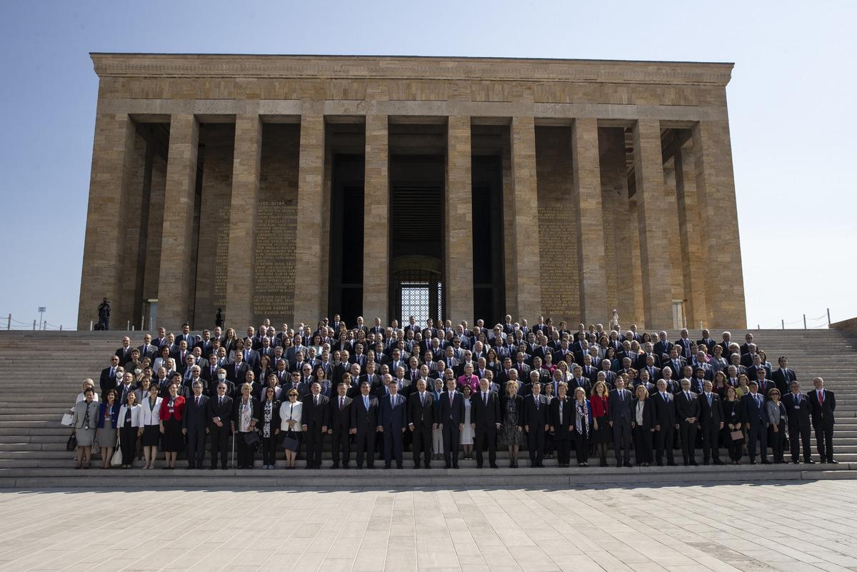 Bakan &Ccedil;avuşoğlu, 13. B&uuml;y&uuml;kel&ccedil;iler Konferansı'na katılan b&uuml;y&uuml;kel&ccedil;ilerle Anıtkabir'i ziyaret etti