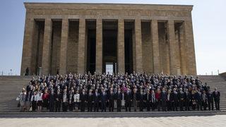 Bakan Çavuşoğlu, 13. Büyükelçiler Konferansı'na katılan büyükelçilerle Anıtkabir'i ziyaret etti