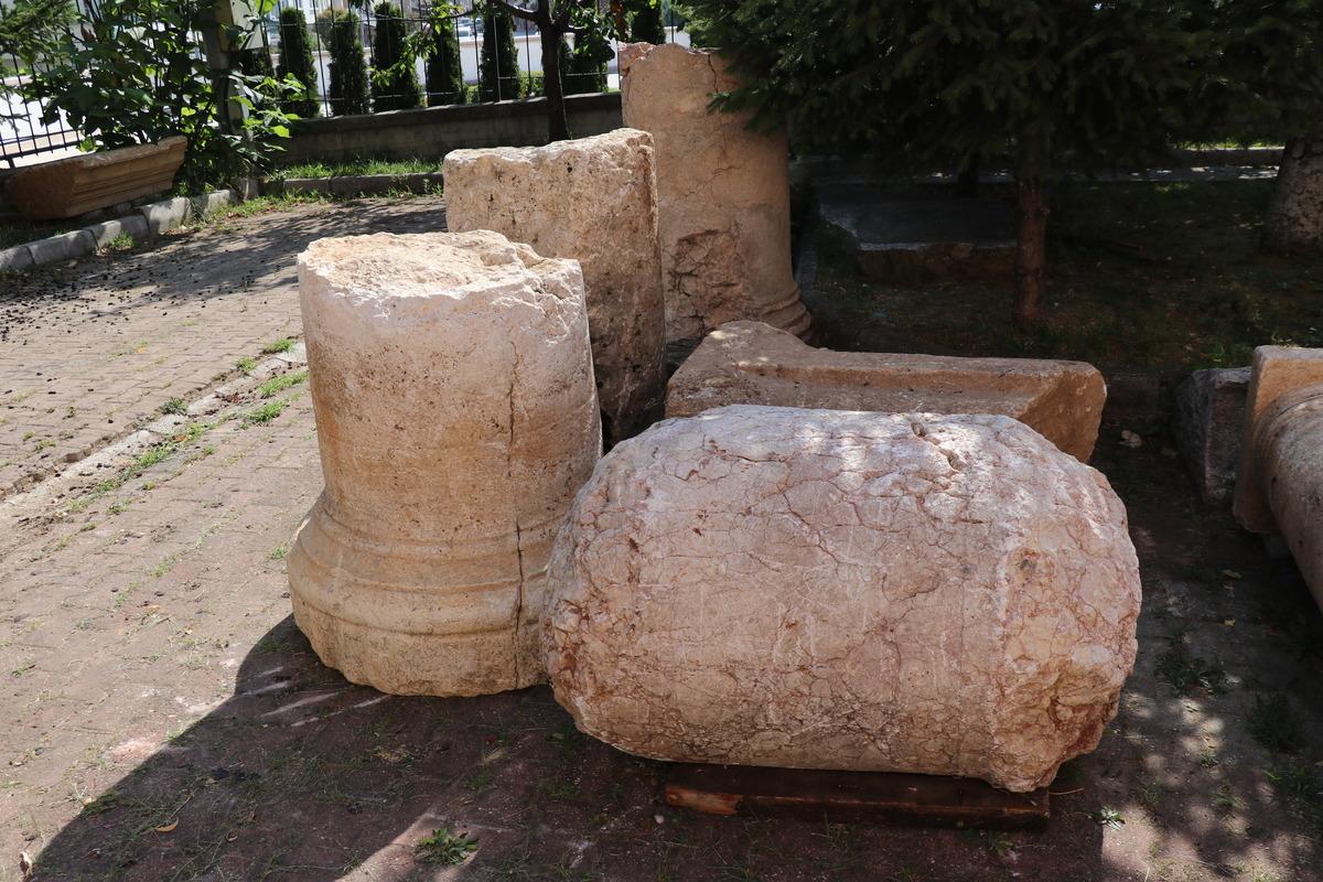 Bolu'da villa bah&ccedil;esinde bulunan iki tarihi s&uuml;tun yetkililerce teslim alındı