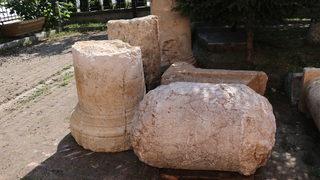 Bolu'da villa bahçesinde bulunan iki tarihi sütun yetkililerce teslim alındı