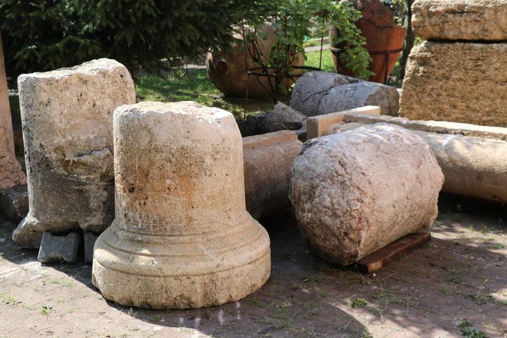 Bolu'da villa bahçesinde bulunan iki tarihi sütun yetkililerce teslim alındı G3