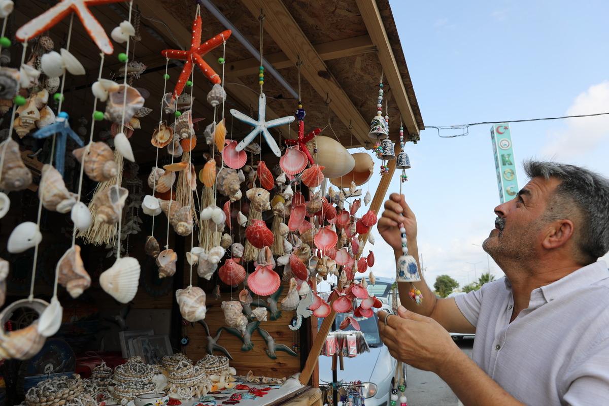 Deniz kabuklarını s&uuml;s eşyasına d&ouml;n&uuml;şt&uuml;r&uuml;yor