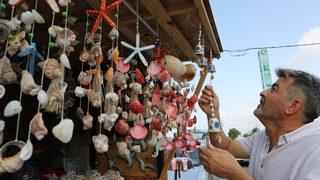 Deniz kabuklarını süs eşyasına dönüştürüyor