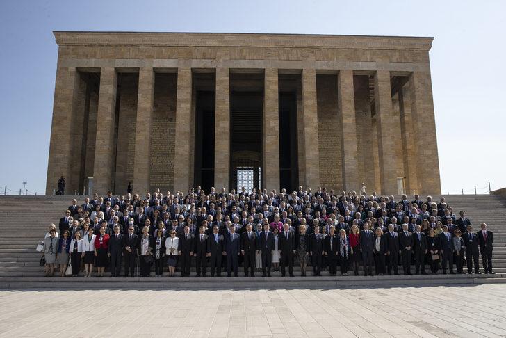 Bakan Çavuşoğlu, 13. Büyükelçiler Konferansı'na katılan büyükelçilerle Anıtkabir'i ziyaret etti G1