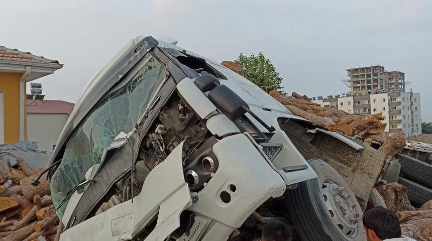 Mersin'de kamyonun otomobile çarpması sonucu 5 kişi yaralandı