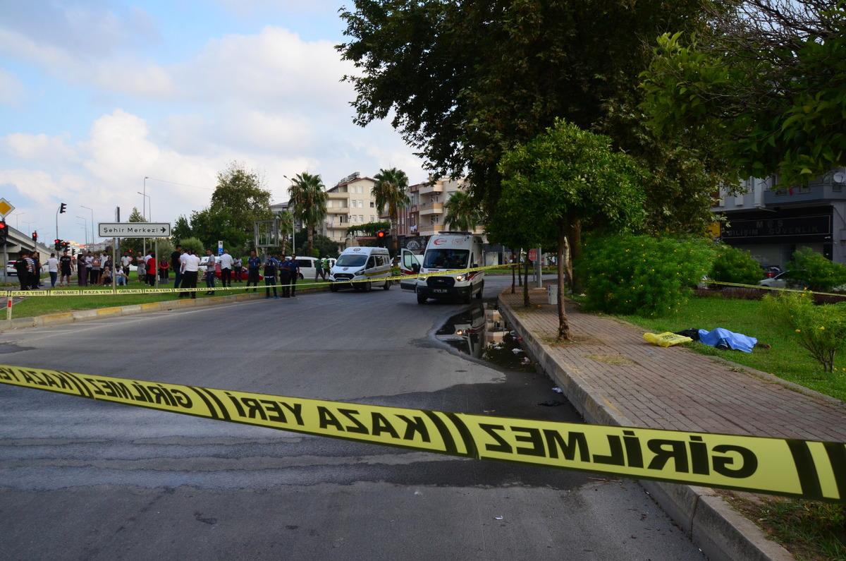 Antalya'da yolcu otob&uuml;s&uuml;nden inen kişi silahlı saldırı sonucu &ouml;ld&uuml;