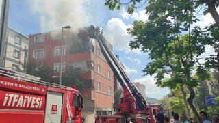 Kartal'da bir binada çıkan yangında 4 kişi dumandan etkilendi