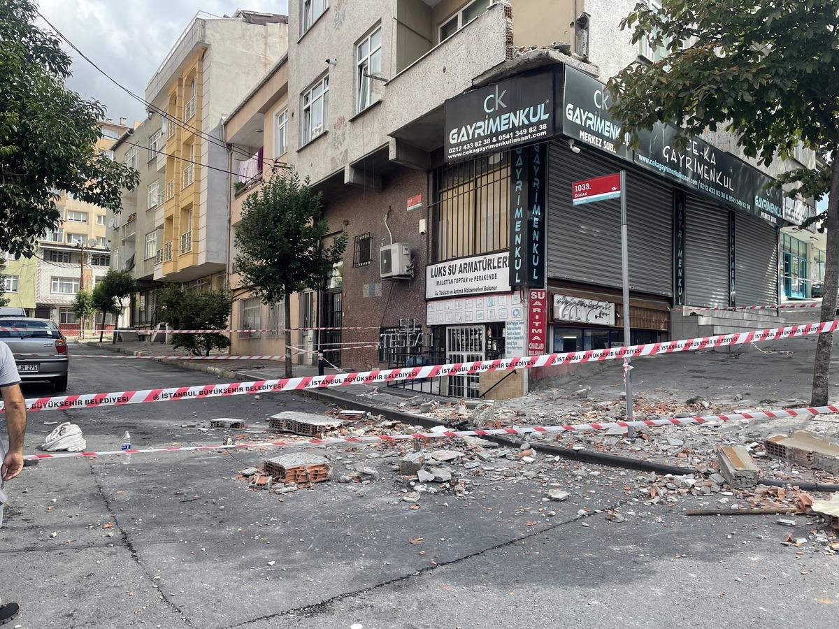 İstanbul'da tadilat sırasında balkonun &ccedil;&ouml;kmesi sonucu bir iş&ccedil;i &ouml;ld&uuml;