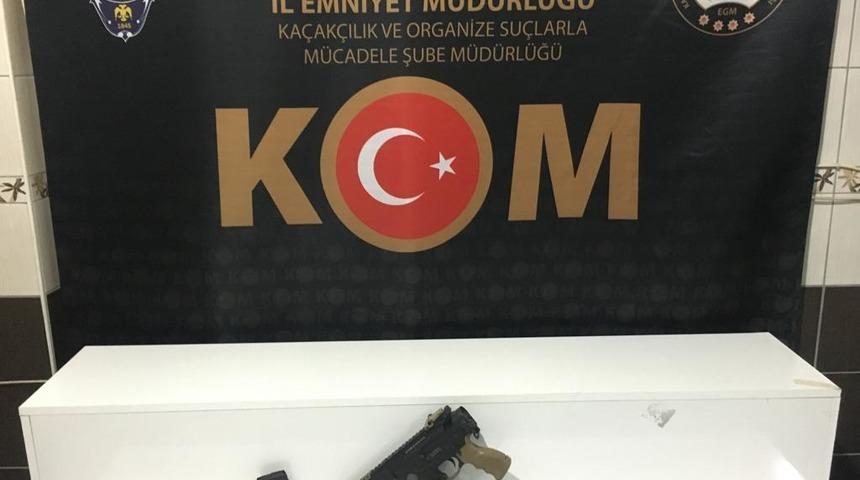 Hatay'da otomobilin motor kaputuna gizlenmiş tabanca ve 2 şarjör ele geçirildi