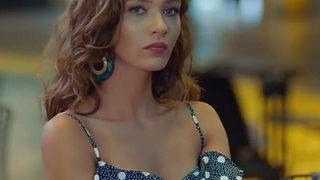 Melisa Döngel plajda sere serpe poz verdi