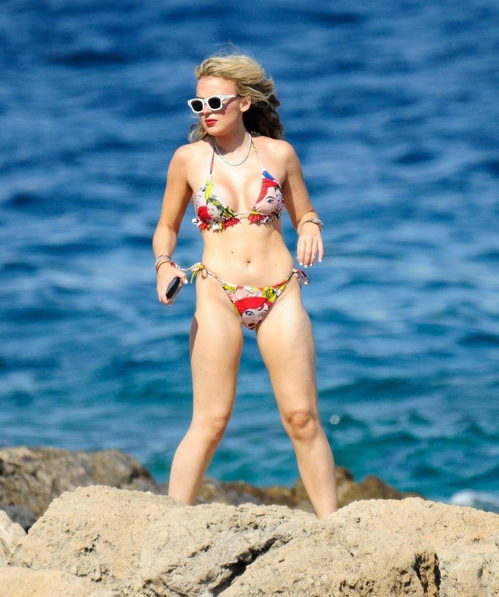 Tallia Storm plajda seksi poz vermek isterken dalganın azizliğine uğradı!  G4