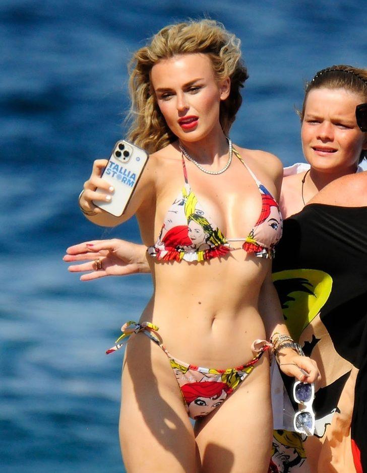 Tallia Storm plajda seksi poz vermek isterken dalganın azizliğine uğradı!  G5