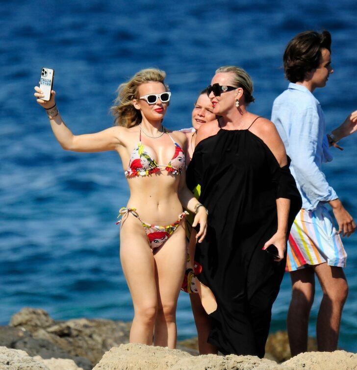 Tallia Storm plajda seksi poz vermek isterken dalganın azizliğine uğradı!  G1