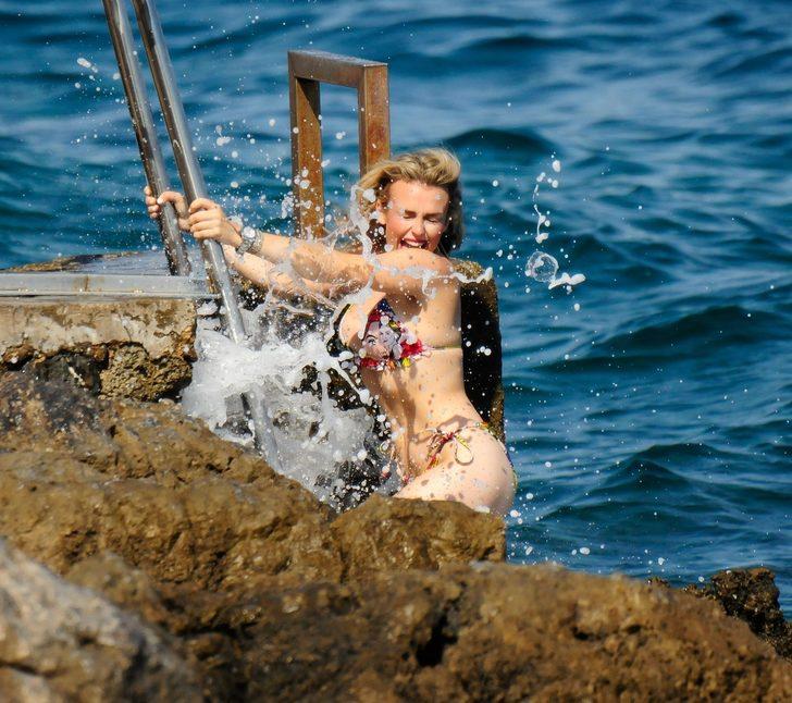 Tallia Storm plajda seksi poz vermek isterken dalganın azizliğine uğradı!  G3