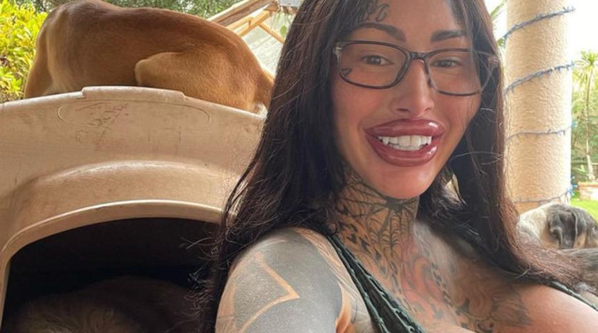 Dünyanın en büyük vajinasına sahip olmak için onlarca estetik ameliyat oldu! Göğüsleri bikinisinden taşınca gündem yarattı