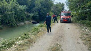 Osmaniye'de sulama kanalına düşen inek, kepçe yardımıyla kurtarıldı