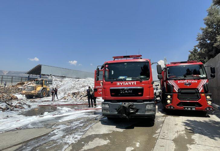 Kahramanmaraş'ta atık kağıt toplama alanında çıkan yangın söndürüldü G2