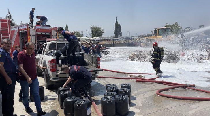 Kahramanmaraş'ta atık kağıt toplama alanında çıkan yangın söndürüldü G4