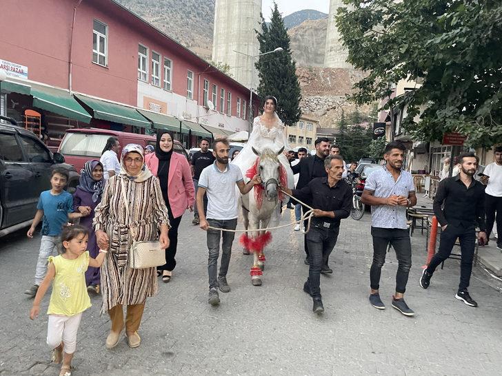 Artvin'de düğününe at üzerinde giden gelin çocukluk hayalini gerçekleştirdi G1