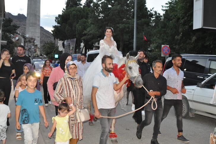 Artvin'de düğününe at üzerinde giden gelin çocukluk hayalini gerçekleştirdi G2