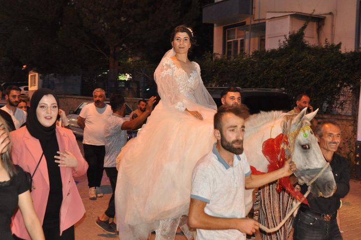 Artvin'de düğününe at üzerinde giden gelin çocukluk hayalini gerçekleştirdi G4