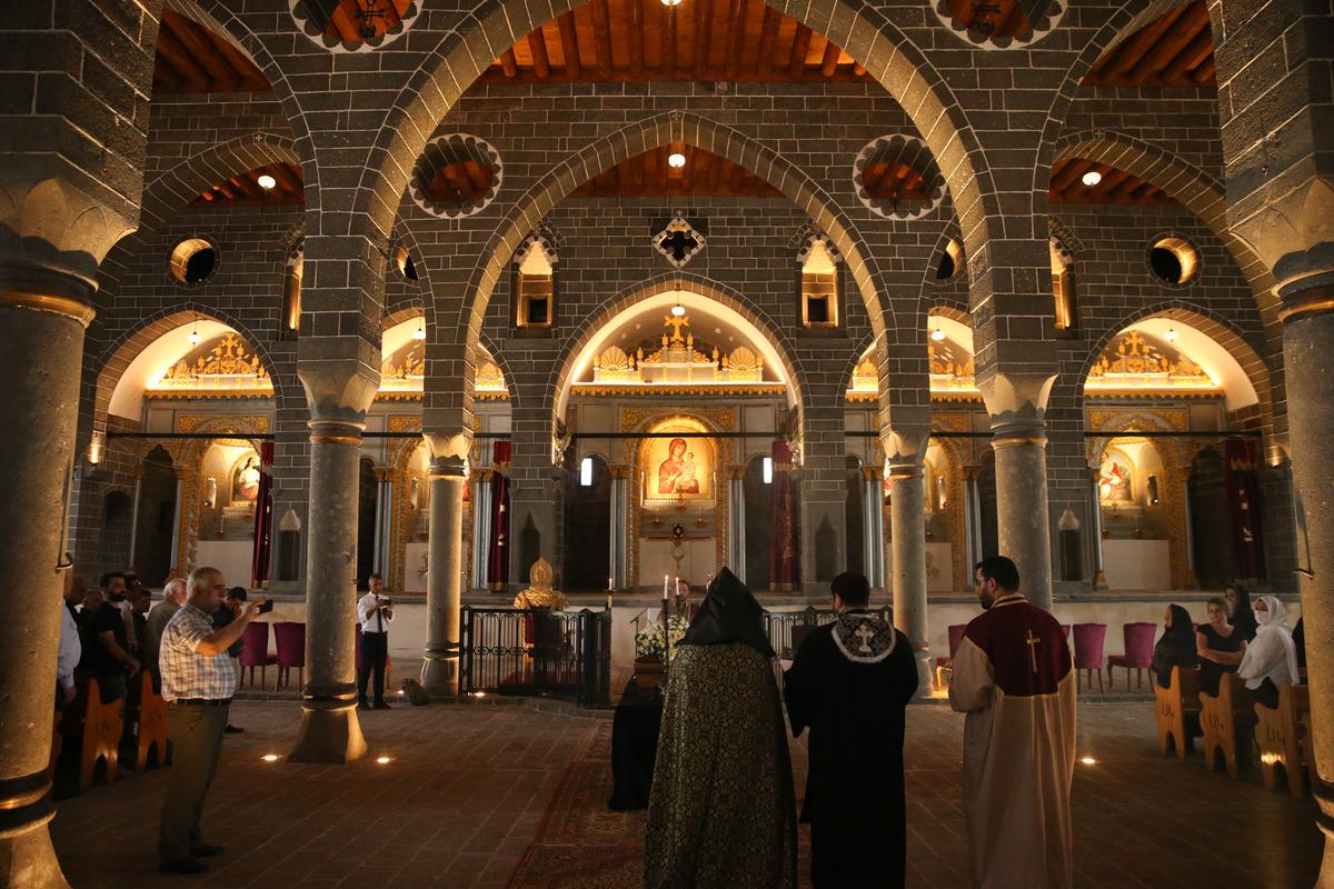 Başepiskopos Ateşyan'ın ablası i&ccedil;in Diyarbakır'daki tarihi kilisede cenaze t&ouml;reni yapıldı