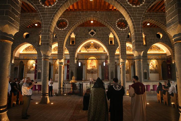 Başepiskopos Ateşyan'ın ablası için Diyarbakır'daki tarihi kilisede cenaze töreni yapıldı G1