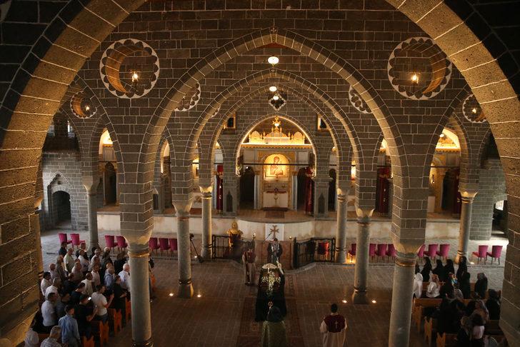 Başepiskopos Ateşyan'ın ablası için Diyarbakır'daki tarihi kilisede cenaze töreni yapıldı G3