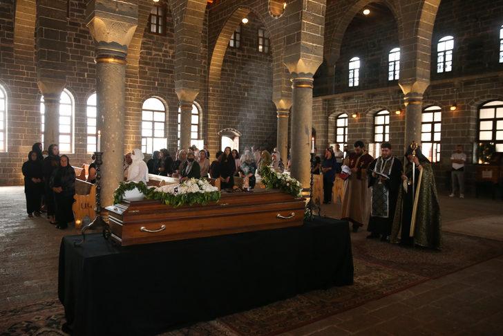 Başepiskopos Ateşyan'ın ablası için Diyarbakır'daki tarihi kilisede cenaze töreni yapıldı G4