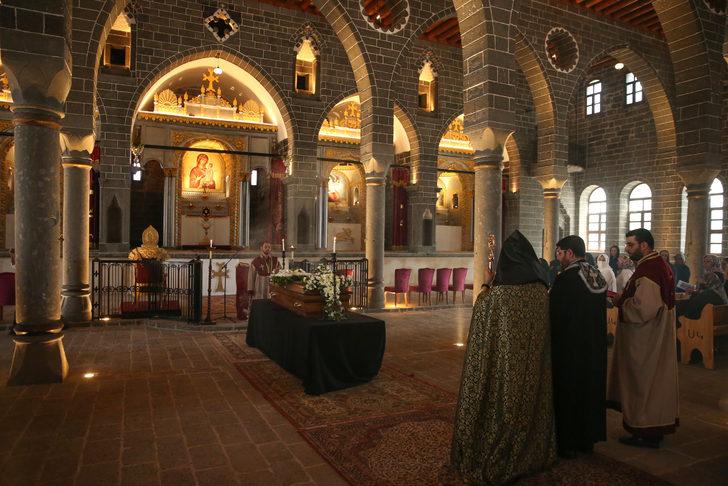 Başepiskopos Ateşyan'ın ablası için Diyarbakır'daki tarihi kilisede cenaze töreni yapıldı G5