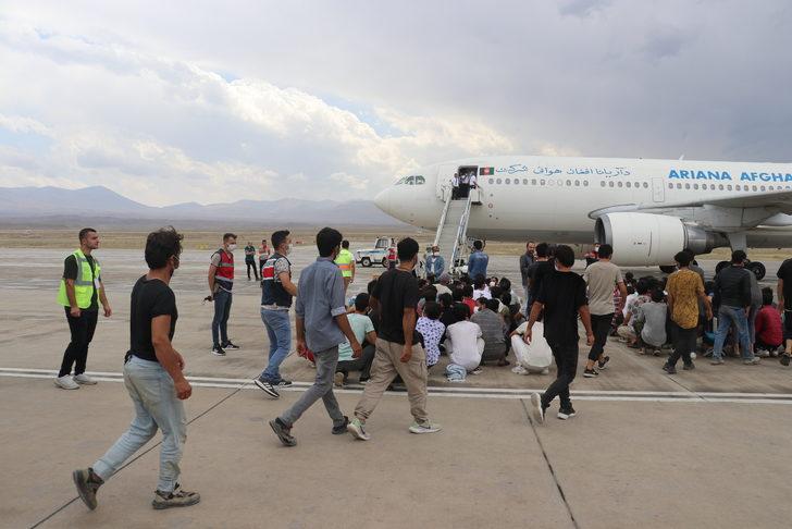 Iğdır'dan 362 Afganistan uyruklu düzensiz göçmen ülkelerine gönderildi G2