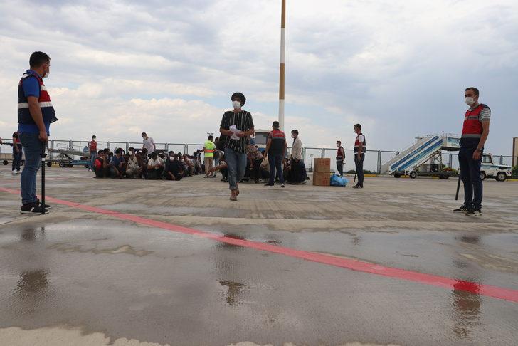 Iğdır'dan 362 Afganistan uyruklu düzensiz göçmen ülkelerine gönderildi G3