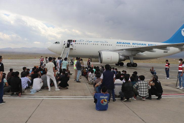 Iğdır'dan 362 Afganistan uyruklu düzensiz göçmen ülkelerine gönderildi G5