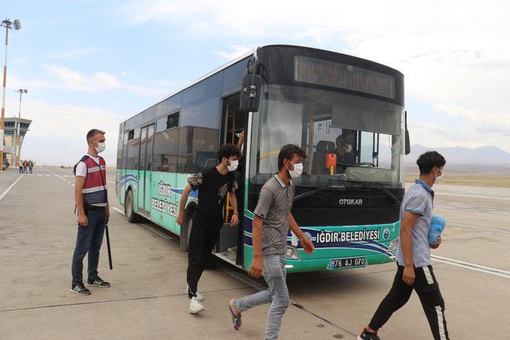 Iğdır'dan 362 Afganistan uyruklu düzensiz göçmen ülkelerine gönderildi G4