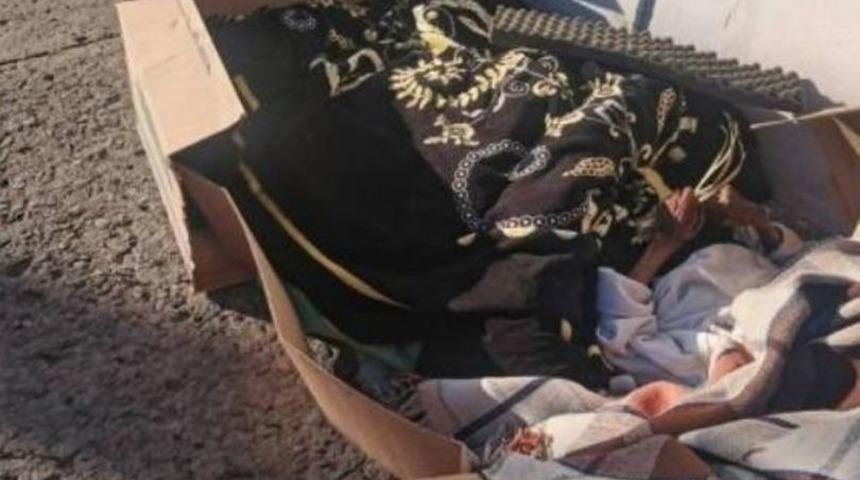 Sosyal medya o görüntüleri konuşuyor! Yaşlı kadın karton kutunun içinde bir köşeye atıldı