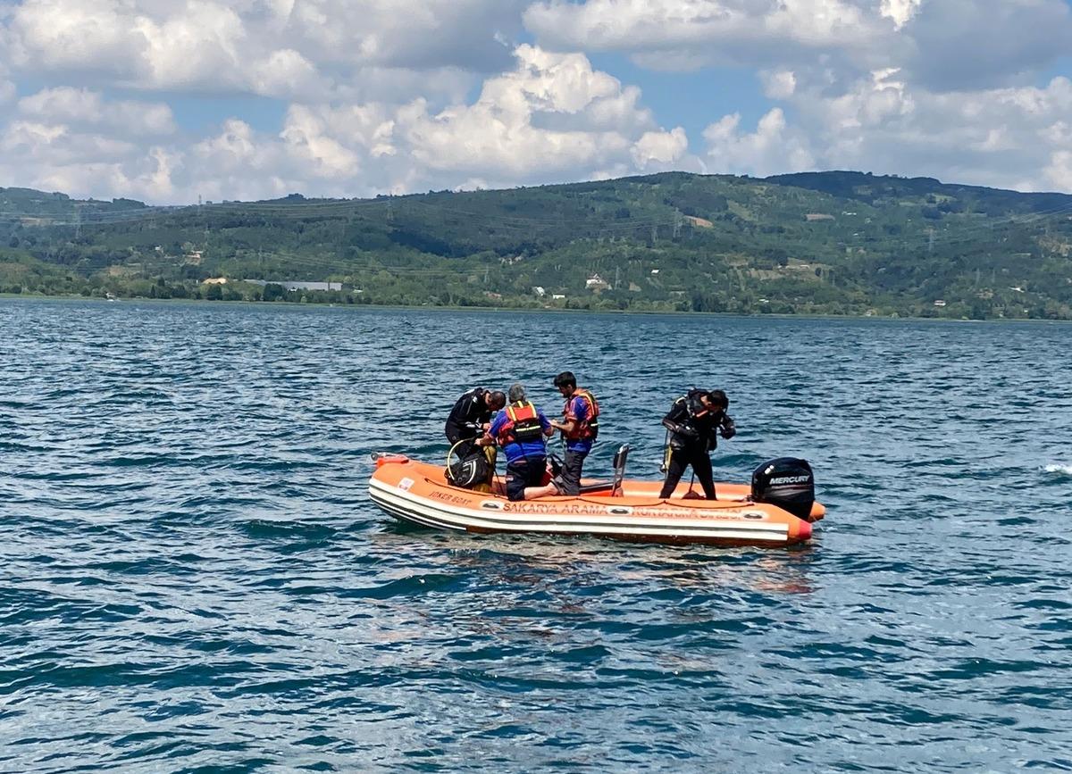 Sakarya'da serinlemek i&ccedil;in girdiği g&ouml;lde boğulan gen&ccedil; defnedildi