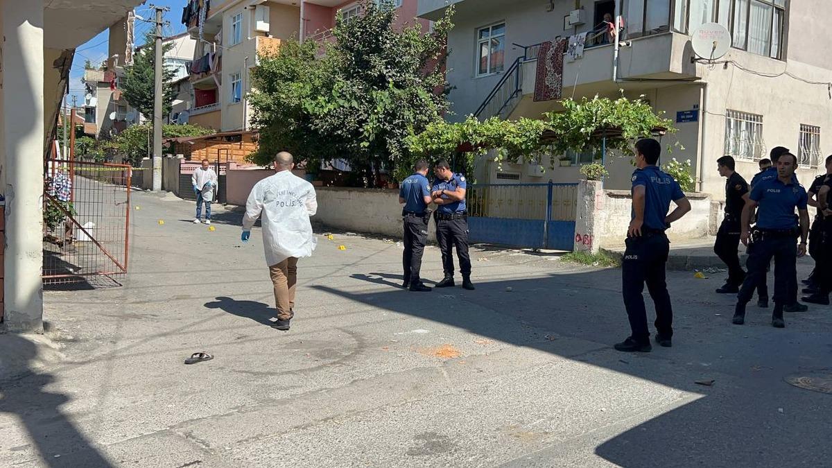 Kocaeli'de iki aile arasında &ccedil;ıkan silahlı sopalı kavgada 3 kişi yaralandı