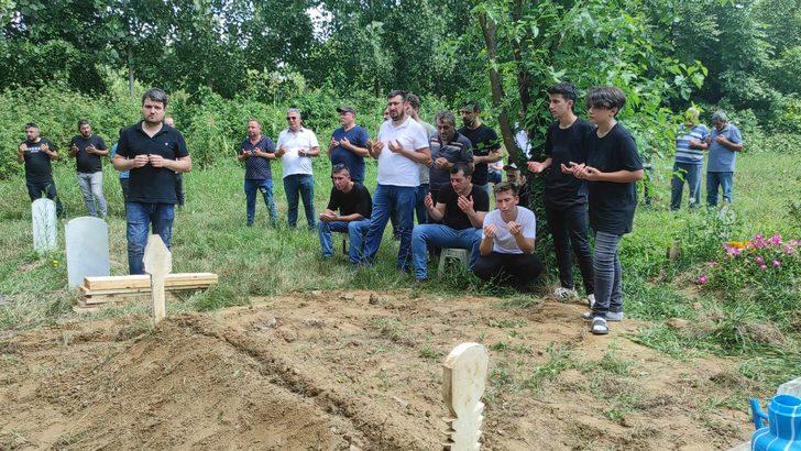Sakarya'da serinlemek için girdiği gölde boğulan genç defnedildi G4