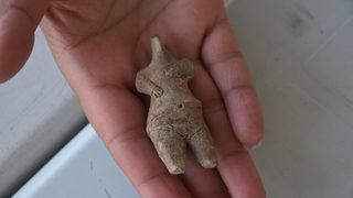 İzmir'deki kazıda 7 bin 800 yıllık kadın heykelciği bulundu