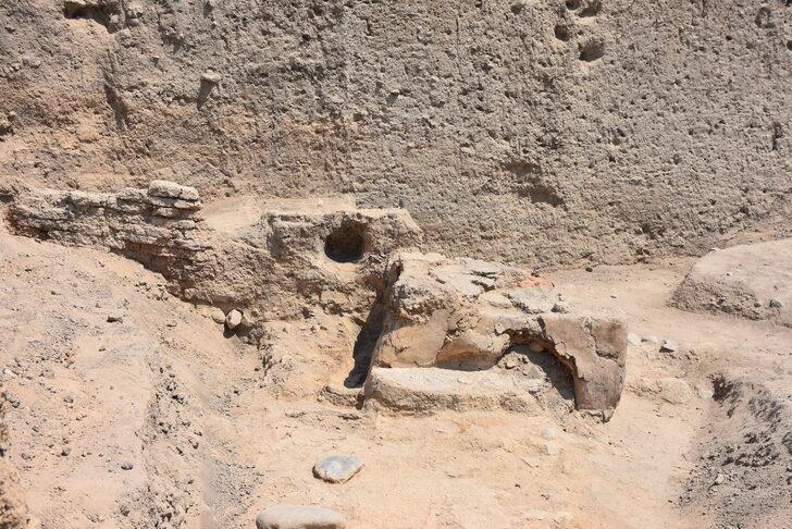 İzmir'deki kazıda 7 bin 800 yıllık kadın heykelciği bulundu G2