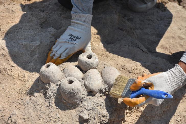 İzmir'deki kazıda 7 bin 800 yıllık kadın heykelciği bulundu G3