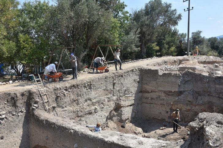 İzmir'deki kazıda 7 bin 800 yıllık kadın heykelciği bulundu G5