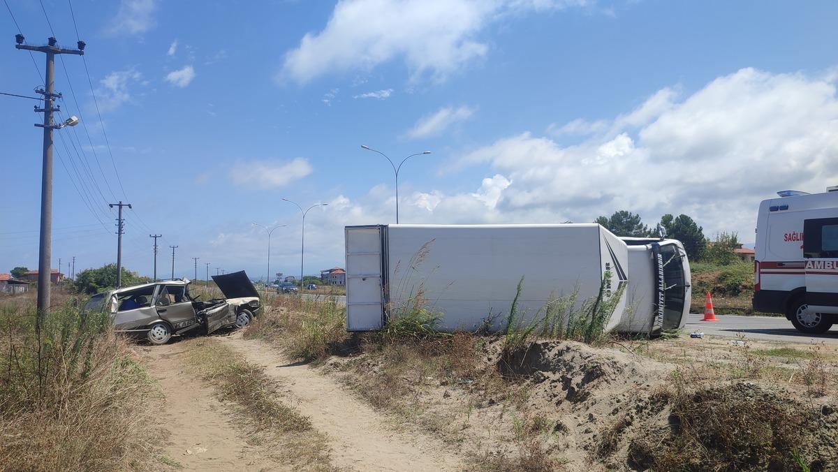 Sakarya'da kamyonetle &ccedil;arpışan otomobilden fırlayan s&uuml;r&uuml;c&uuml; yaralandı